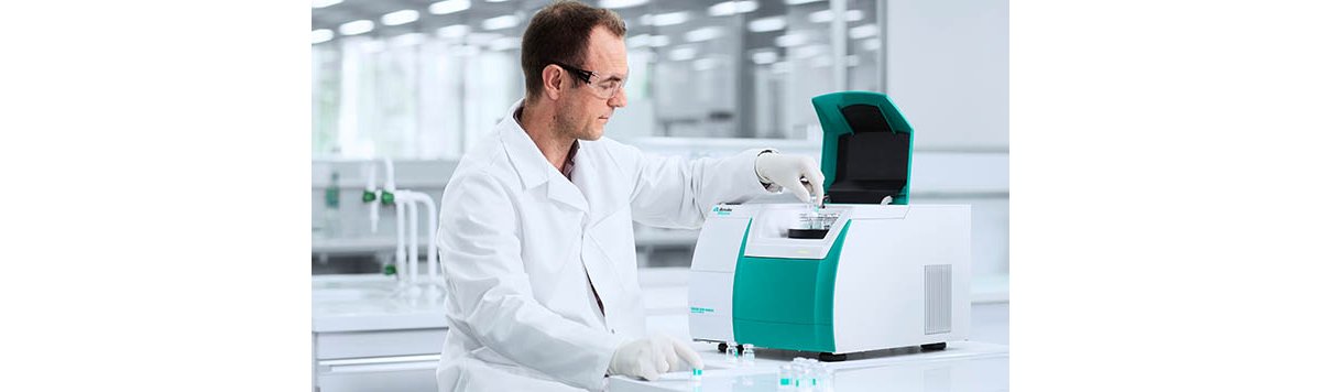 https://metrohm.scene7.com/is/image/metrohm/5239_NIRS_DS2500%20Liquid%20Analyzer_Polymer_with%20user?qlt=85&ts=1638804411990&dpr=off